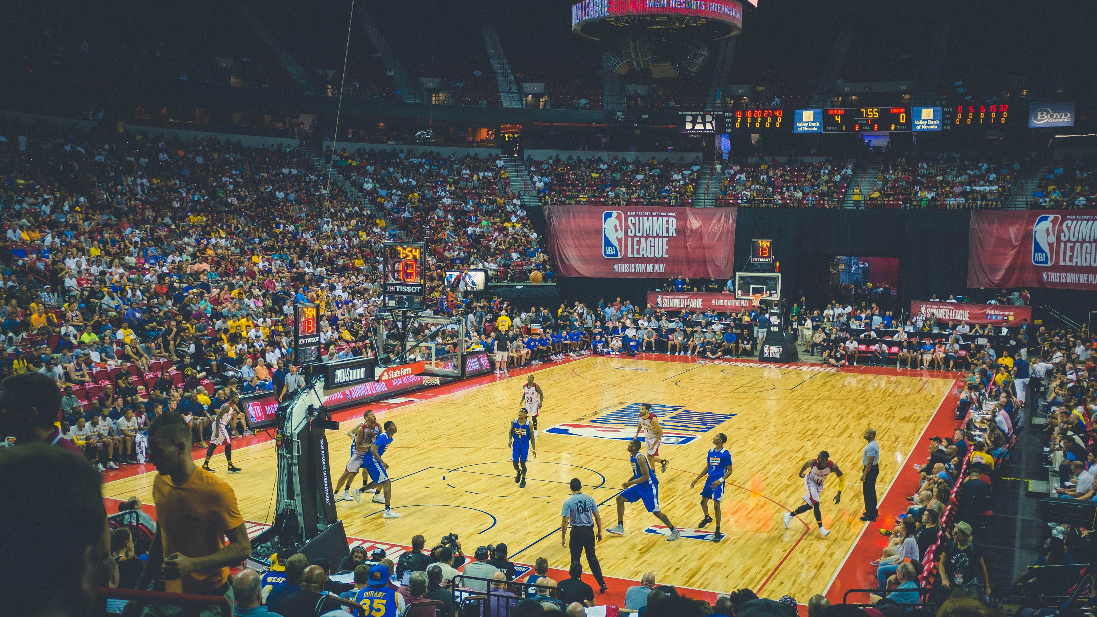 AYX体育-湖人主帅回应球迷对轮换的不满，湖人新主帅确定